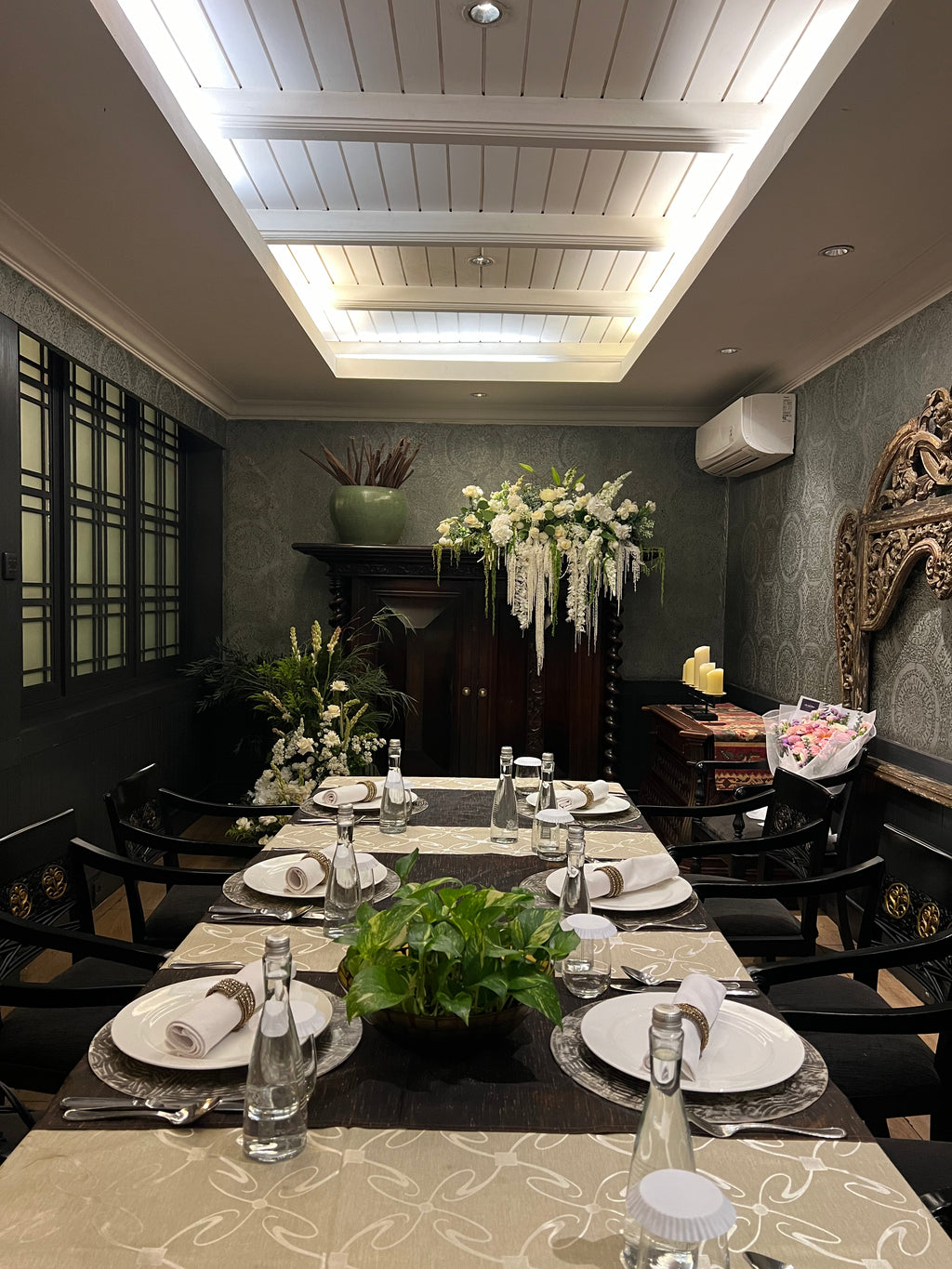 Intimate Gathering Room Decoration